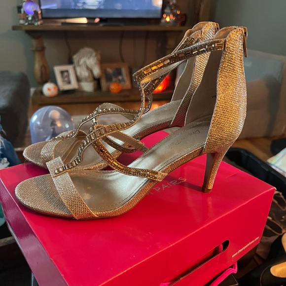 Beautiful gold heels. - Picture 3 of 4